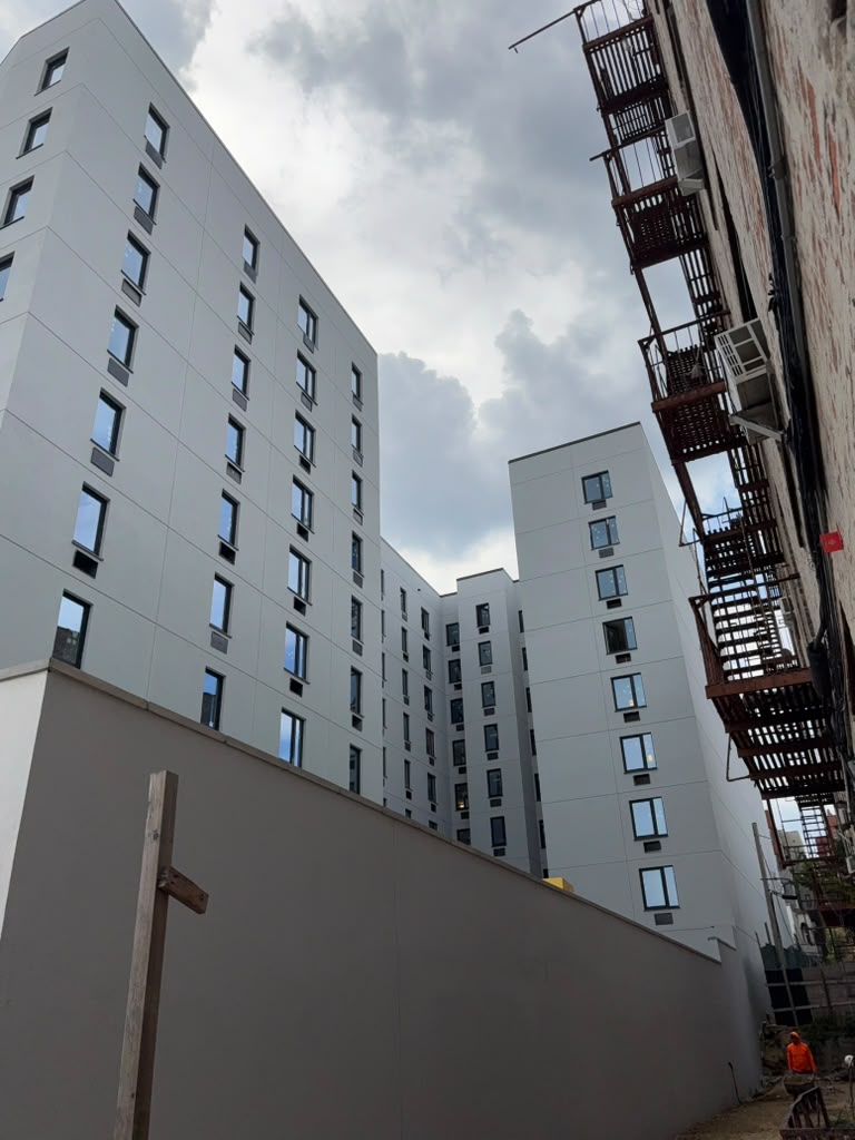Fachada terminada — edificio residencial multifamiliar