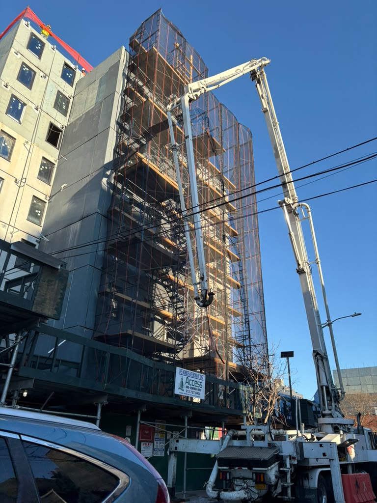 Obra en ejecución — bombeo de concreto en altura